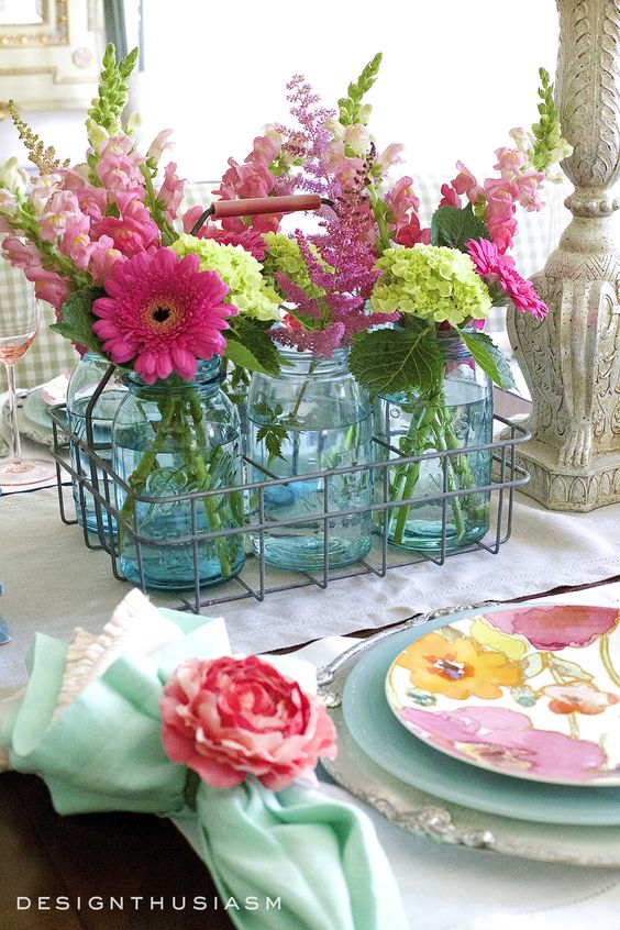 Easy tips to follow for a perfect summer table setting for evening or morning brunches this summer. For all the ideas visit https://ablisfulnest.com/ #outdoorliving #summerentertaining
