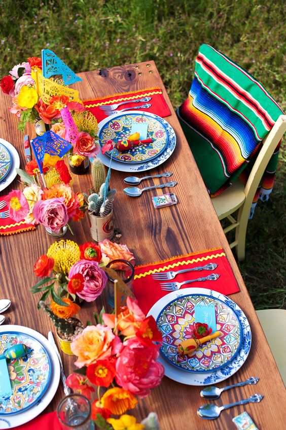 Easy tips to follow for a perfect summer table setting for evening or morning brunches this summer. For all the ideas visit https://ablisfulnest.com/ #outdoorliving #summerentertaining