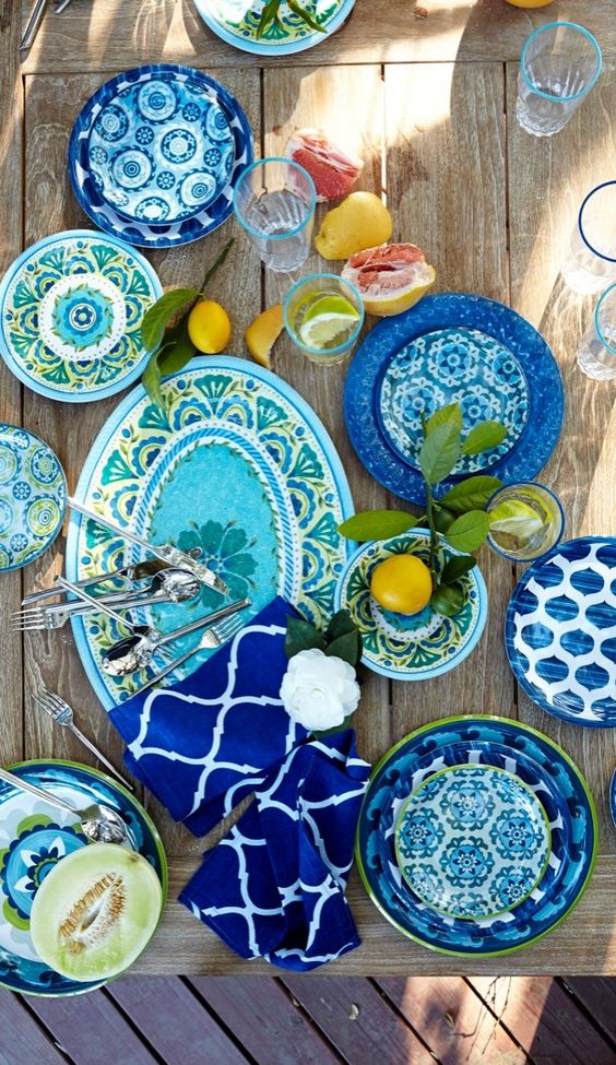 Easy tips to follow for a perfect summer table setting for evening or morning brunches this summer. For all the ideas visit https://ablisfulnest.com/ #outdoorliving #summerentertaining