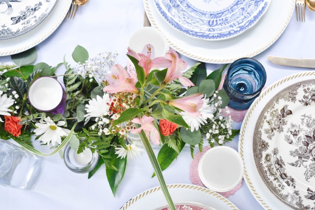 Easy tips to follow for a perfect summer table setting for evening or morning brunches this summer. For all the ideas visit https://ablisfulnest.com/ #outdoorliving #summerentertaining
