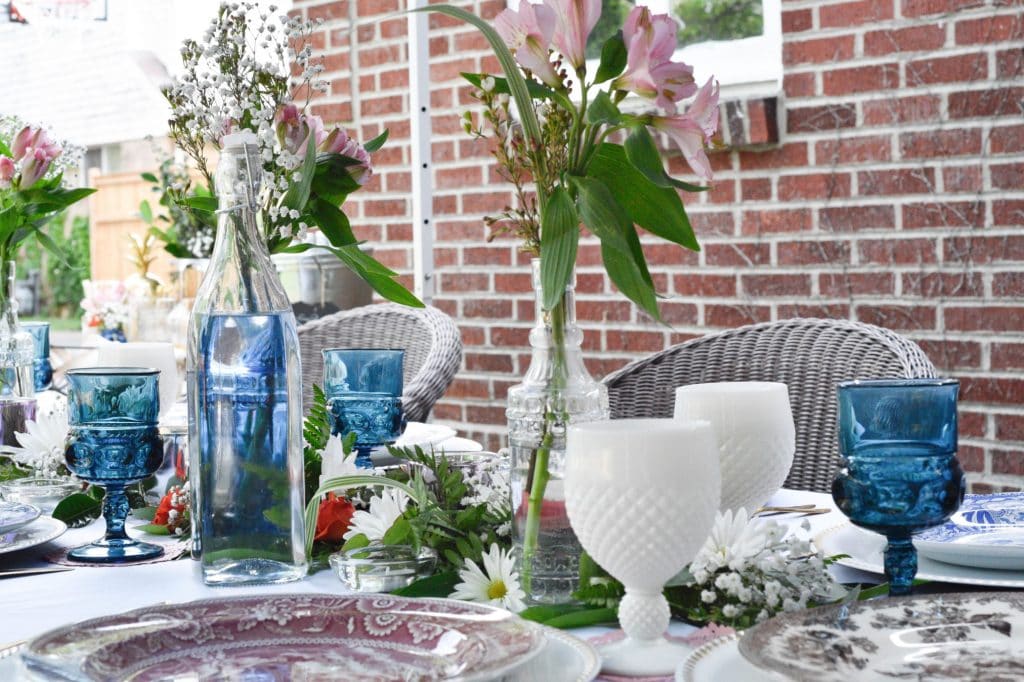 Easy tips to follow for a perfect summer table setting for evening or morning brunches this summer. For all the ideas visit https://ablisfulnest.com/ #outdoorliving #summerentertaining