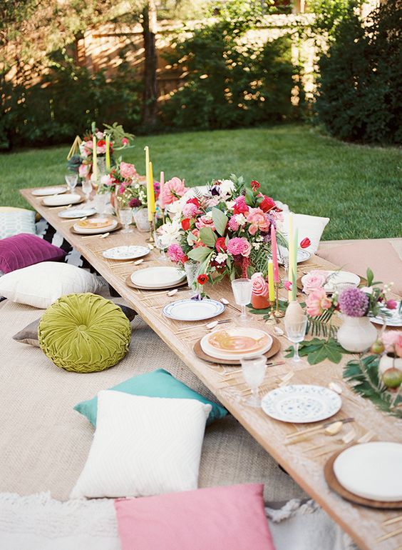 Easy tips to follow for a perfect summer table setting for evening or morning brunches this summer. For all the ideas visit https://ablisfulnest.com/ #outdoorliving #summerentertaining