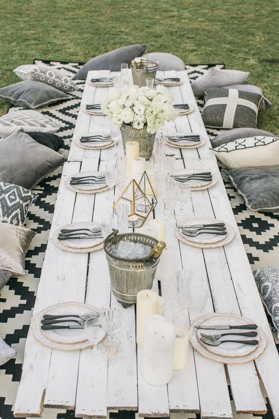 Easy tips to follow for a perfect summer table setting for evening or morning brunches this summer. For all the ideas visit https://ablisfulnest.com/ #outdoorliving #summerentertaining