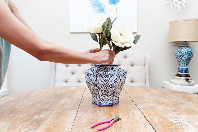 This is such a beautiful and simple DIY fall centerpiece idea for the fall! I love this easy tutorial to follow! #ad #HobbyLobby #HobbyLobbyStyle #HobbyLobbyFinds #falldecorating #falldecor