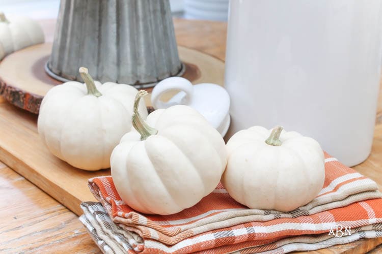 Full of rich jewel tones for fall, come visit my fall home tour! See more on https://ablisfulnest.com/ #ABlissfulNest #falldecor #falldecorideas #fall
