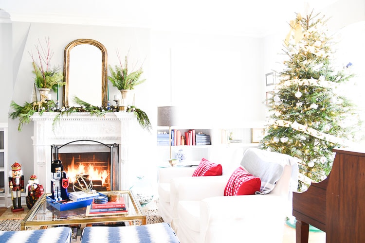 How to style your holiday table and mantel with vintage inspired holiday décor pieces, for more visit https://ablisfulnest.com #holidaydecor #holidaytablescape #holidaymantel