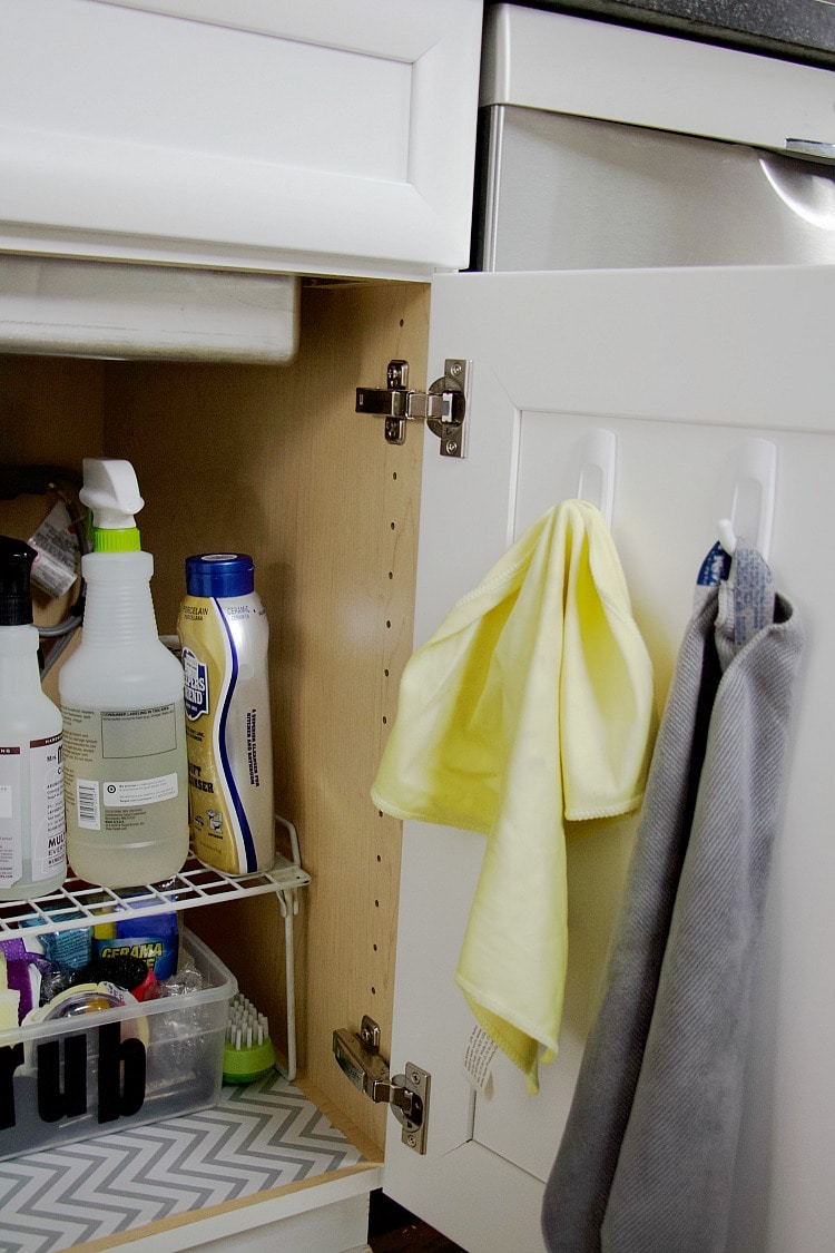 Getting your house organized doesn't have to be challenging! Professional organizer shares her tips on organization for the home! #organizationideas #organizing #homeorganizing #organizationtips