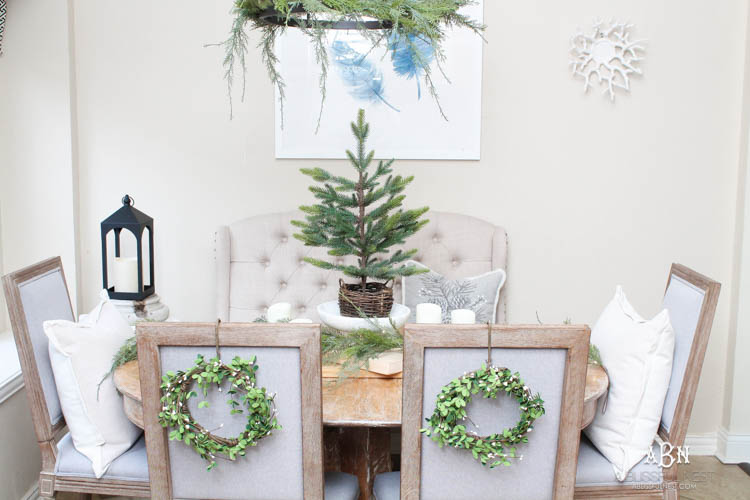 A classic christmas porch and beautiful neutral Christmas dining room idea. See more on https://ablisfulnest.com/ #christmasdecor #christmasideas #christmasfront porch #christmasdecoratingideas