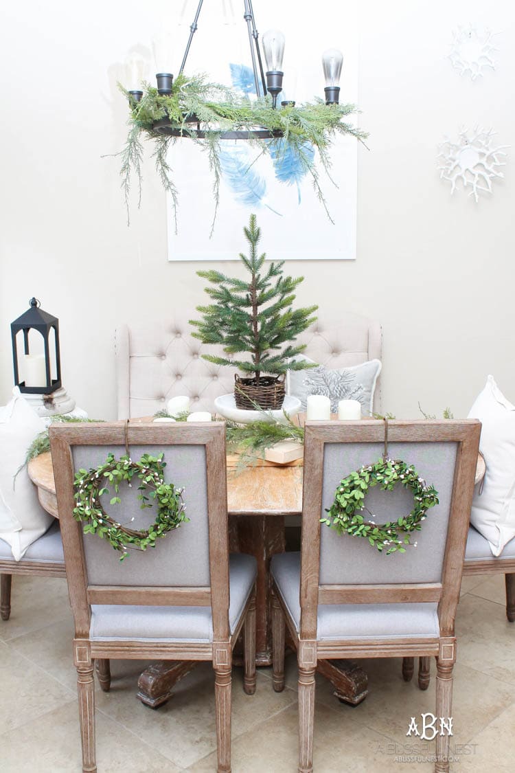 A classic christmas porch and beautiful neutral Christmas dining room idea. See more on https://ablisfulnest.com/ #christmasdecor #christmasideas #christmasfront porch #christmasdecoratingideas