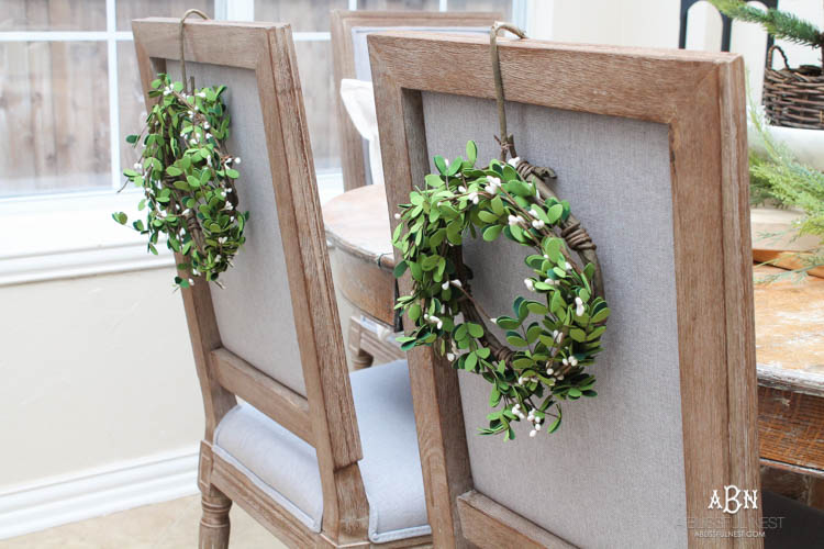 A classic christmas porch and beautiful neutral Christmas dining room idea. See more on https://ablisfulnest.com/ #christmasdecor #christmasideas #christmasfront porch #christmasdecoratingideas