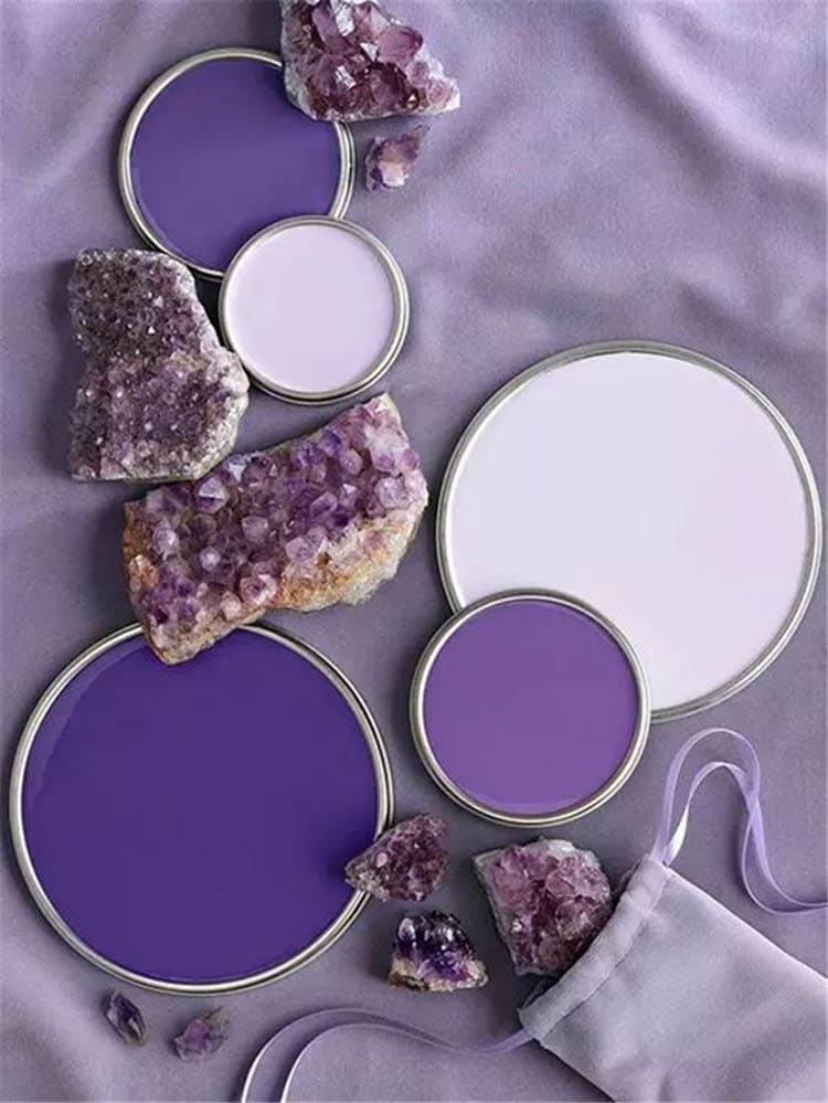 Love this guide on how to use Pantone's color of the year - Ultra Violet! #pantonecoloroftheyear #ultraviolet #colorguide #designtips #homedecorideas
