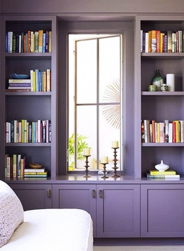 Love this guide on how to use Pantone's color of the year - Ultra Violet! #pantonecoloroftheyear #ultraviolet #colorguide #designtips #homedecorideas