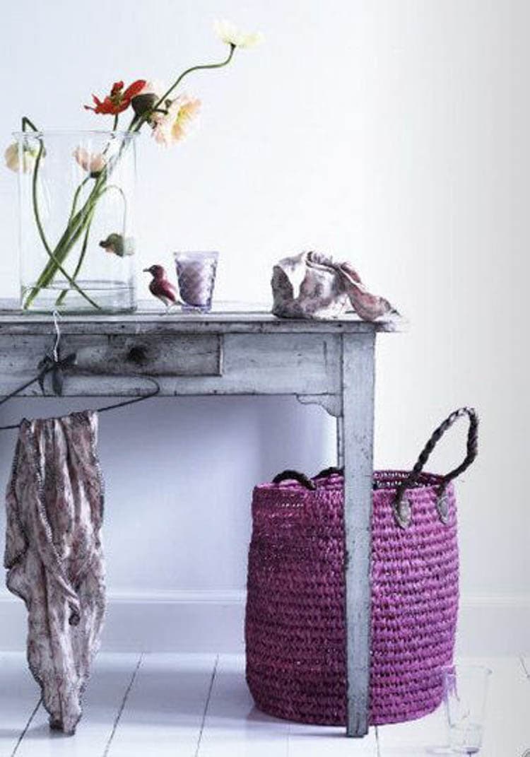 Love this guide on how to use Pantone's color of the year - Ultra Violet! #pantonecoloroftheyear #ultraviolet #colorguide #designtips #homedecorideas