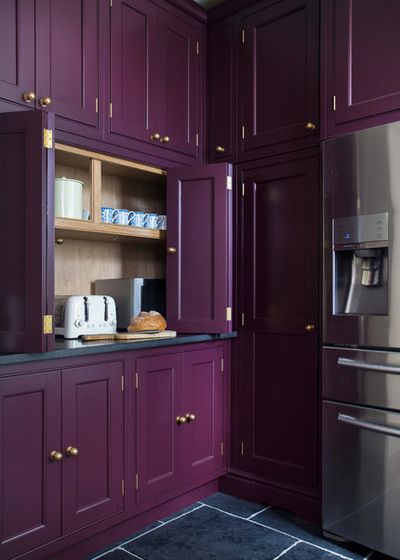 Love this guide on how to use Pantone's color of the year - Ultra Violet! #pantonecoloroftheyear #ultraviolet #colorguide #designtips #homedecorideas
