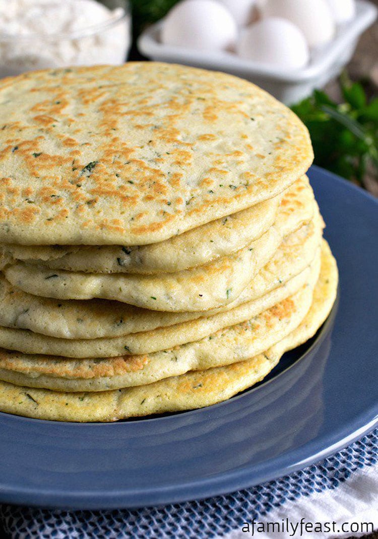 This gluten free flat bread is perfect to serve with dinner and looks so easy to make! #glutenfree #GF #glutenfreerecipe