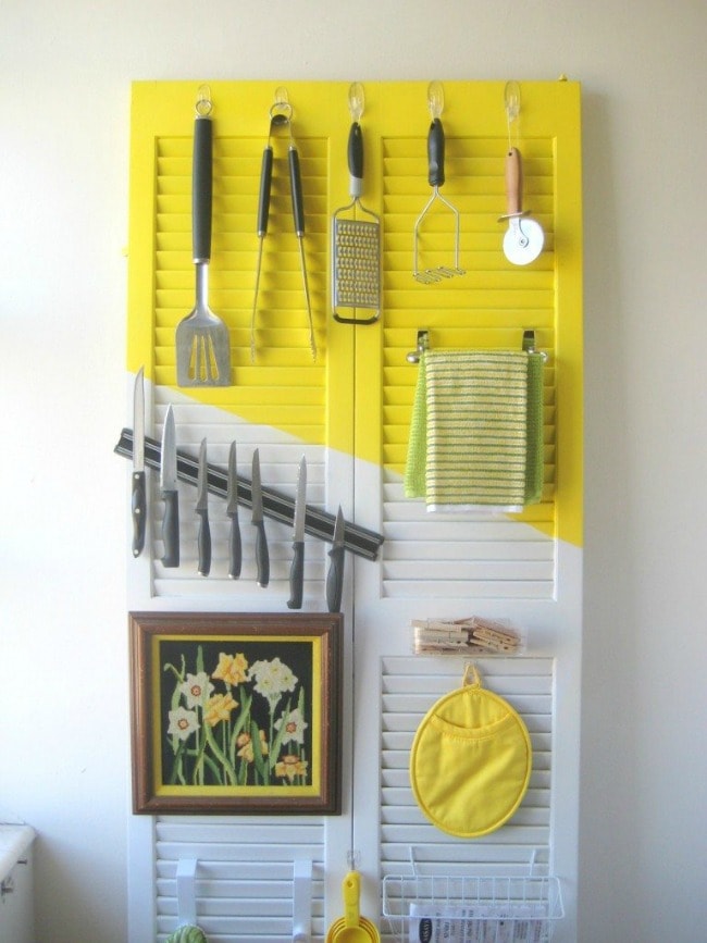 I love the pops of yellow, especially in a kitchen! CRAFT, 15 Things to do with Command Hooks in your Home 