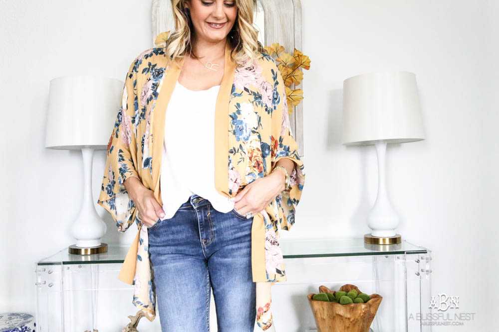 Gorgeous amber touches in this fall entry! Full sources on ablisfulnest.com #falldecor #fallentry #ABlissfulNest