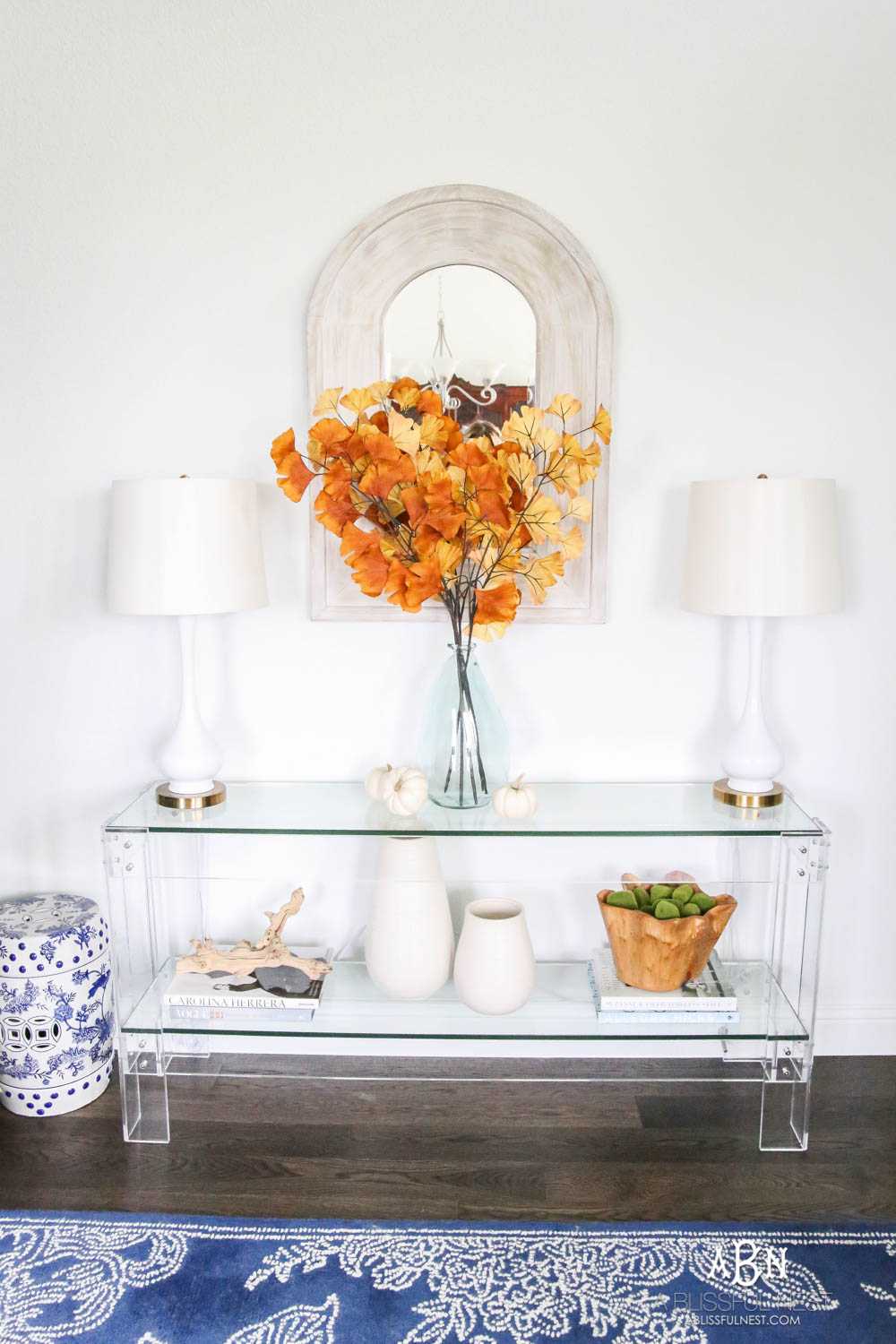 Gorgeous amber touches in this fall entry! Full sources on ablisfulnest.com #falldecor #fallentry #ABlissfulNest