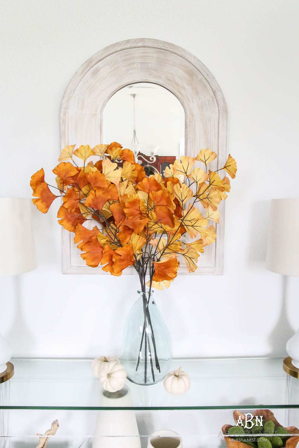 Gorgeous amber touches in this fall entry! Full sources on ablisfulnest.com #falldecor #fallentry #ABlissfulNest
