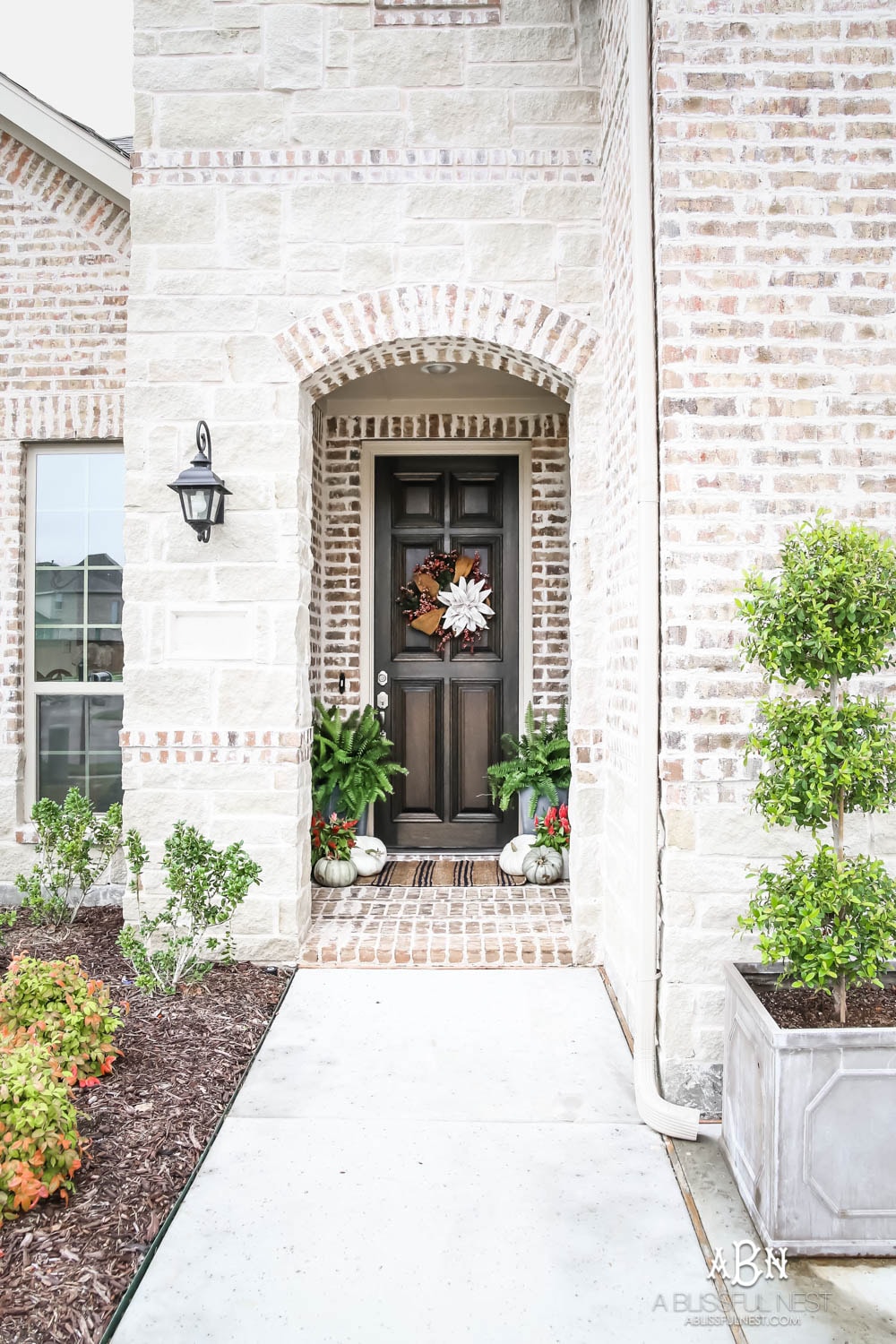 Gorgeous amber touches in this fall entry! Full sources on ablisfulnest.com #falldecor #fallentry #ABlissfulNest