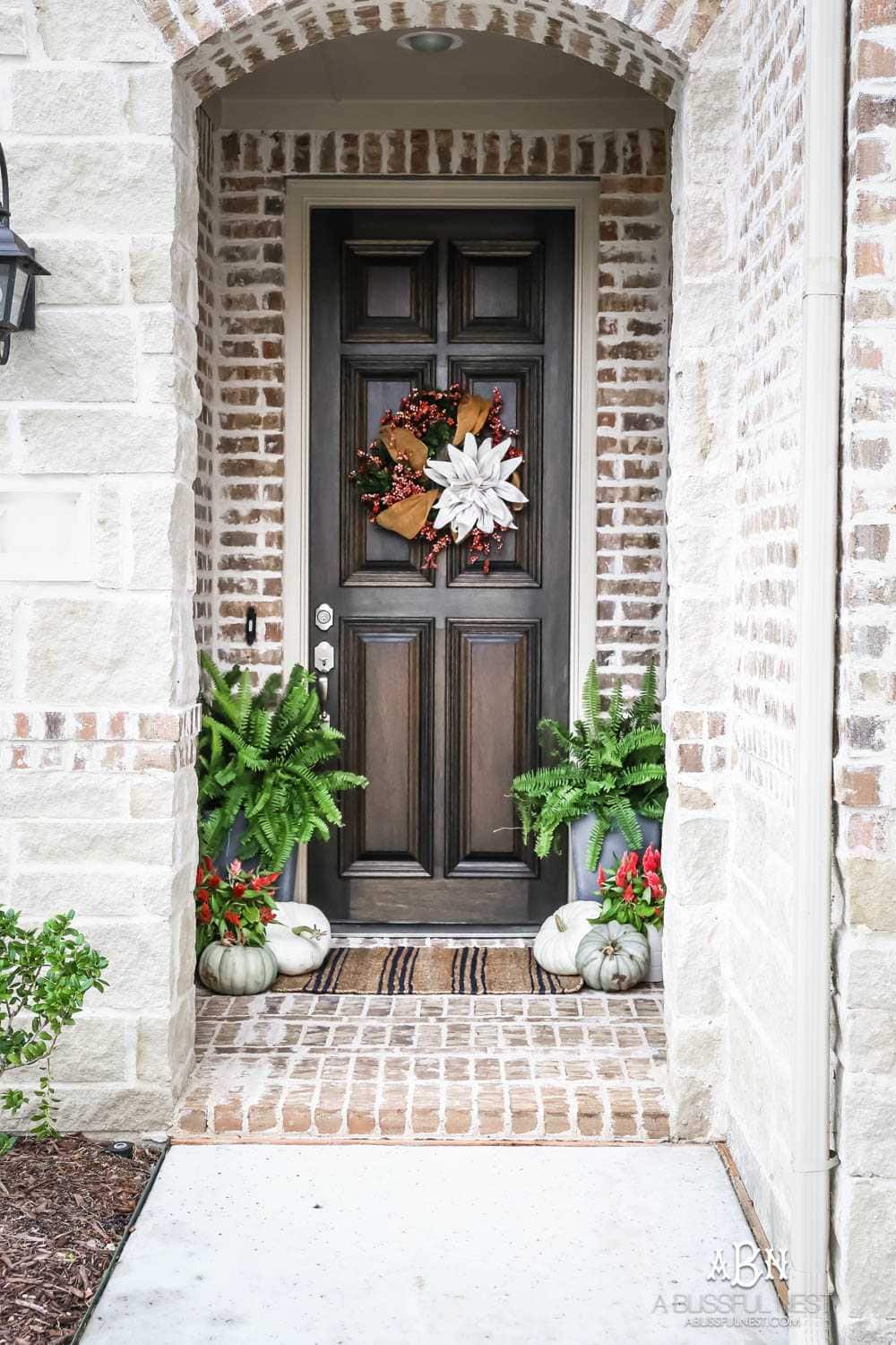 Gorgeous amber touches in this fall entry! Full sources on ablisfulnest.com #falldecor #fallentry #ABlissfulNest