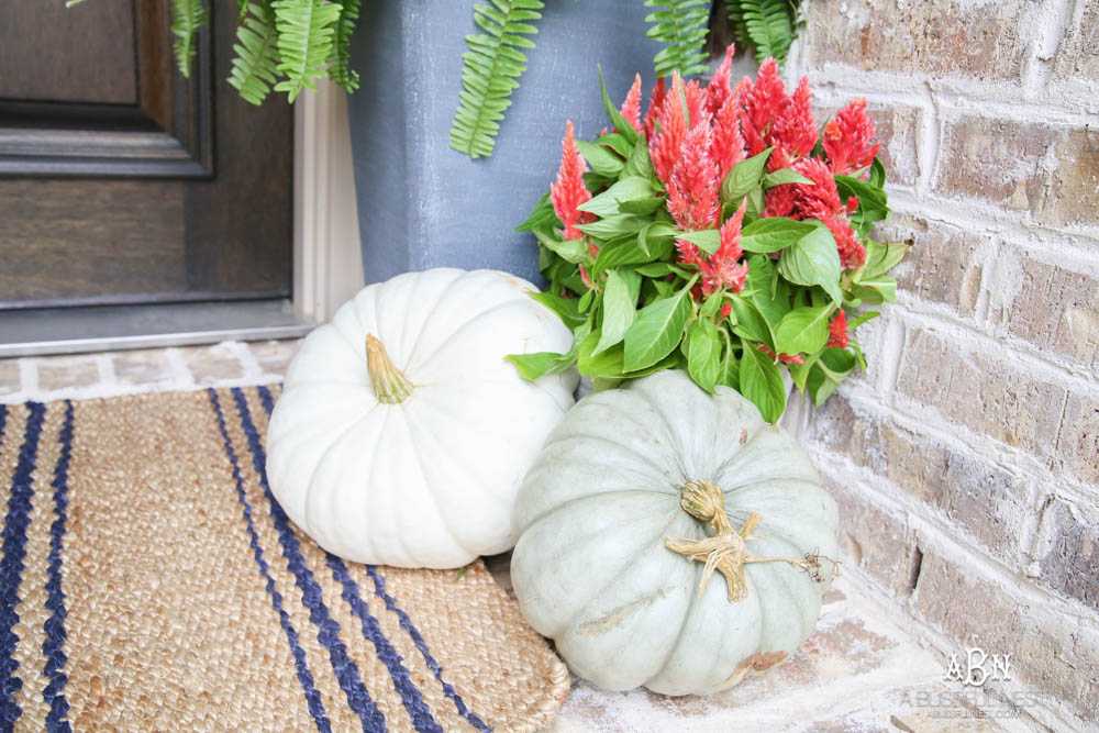 Gorgeous amber touches in this fall entry! Full sources on ablisfulnest.com #falldecor #fallentry #ABlissfulNest