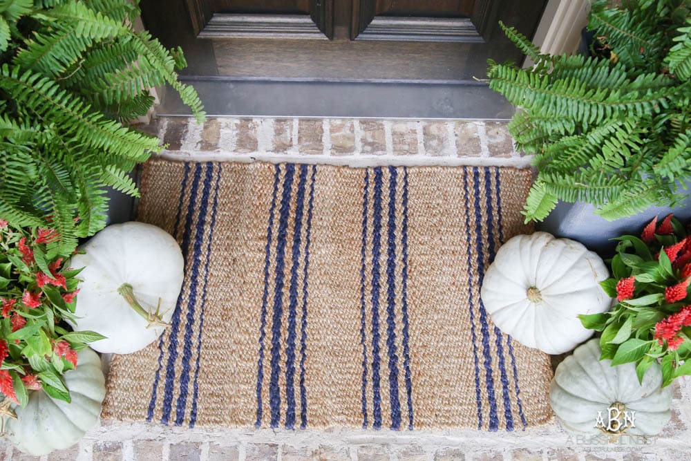 Gorgeous amber touches in this fall entry! Full sources on ablisfulnest.com #falldecor #fallentry #ABlissfulNest