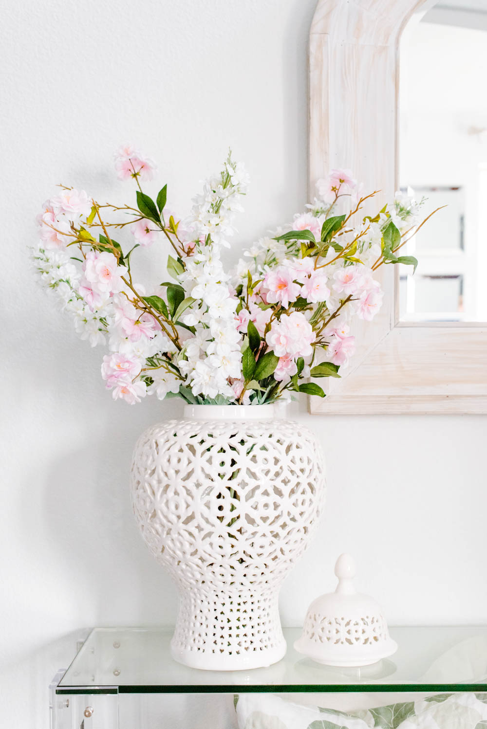 Best ideas on how to decorate with vases! A variety of beautiful and affordable vases for any design style. #ABlissfulNest #vases #descoratingtips #homedecor #springdecor