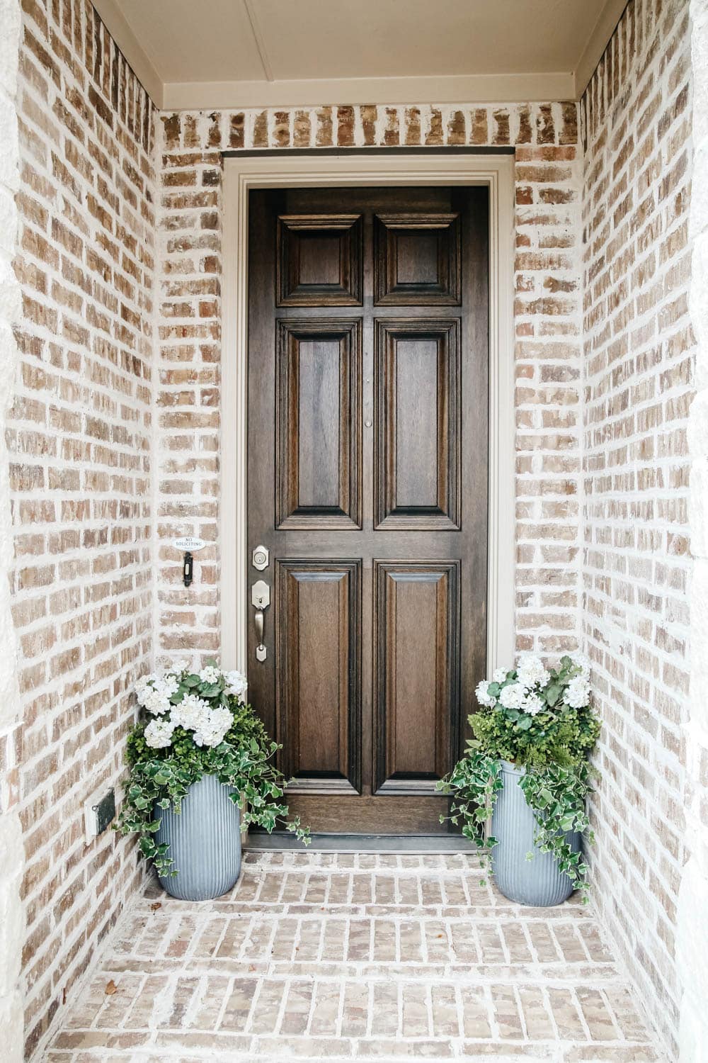 Start with a blank slate when decorating a fall porch. #ABlissfulNest #fallporch