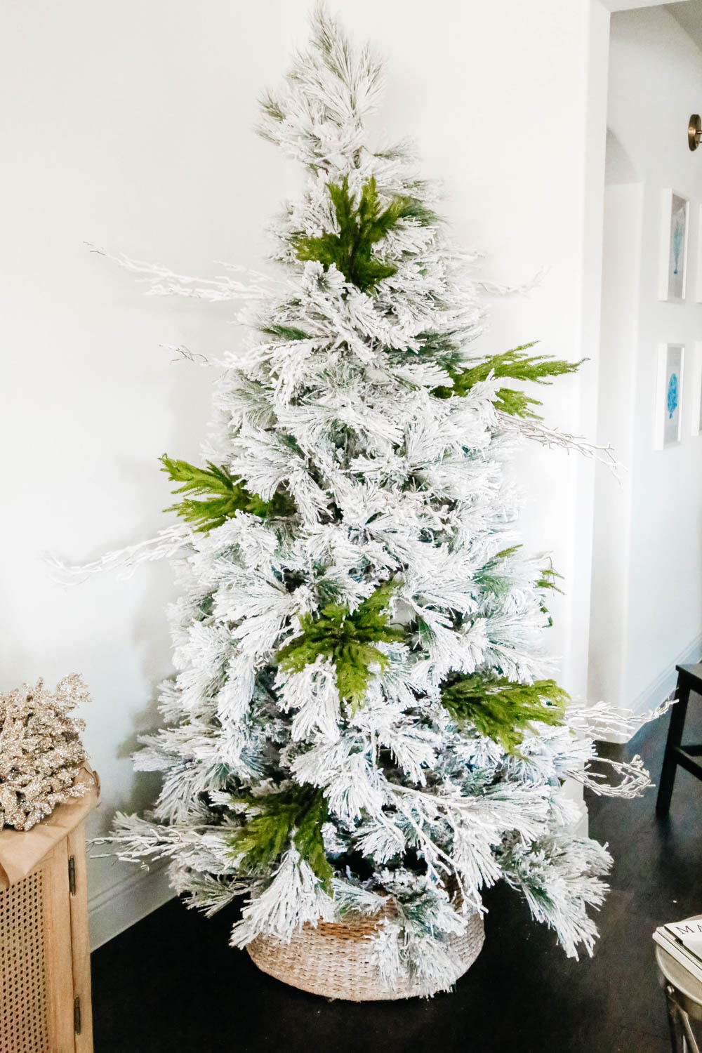 White and green Christmas tree + holiday decor ideas. #ABlissfulNest #christmastree #christmasdecor