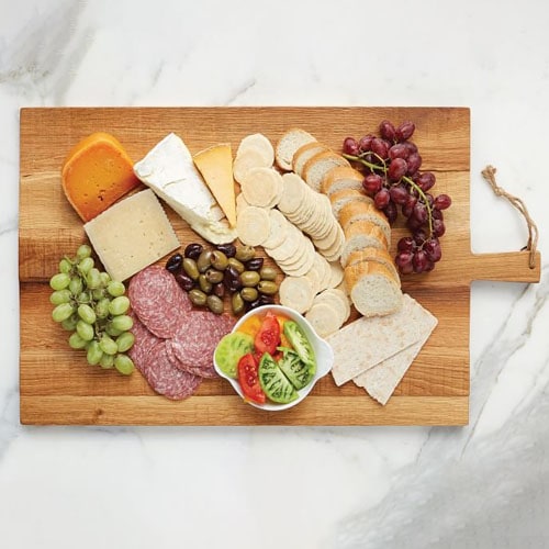 This reclaimed oak cheese board is perfect to make your next charcuterie! #ABlissfulNest