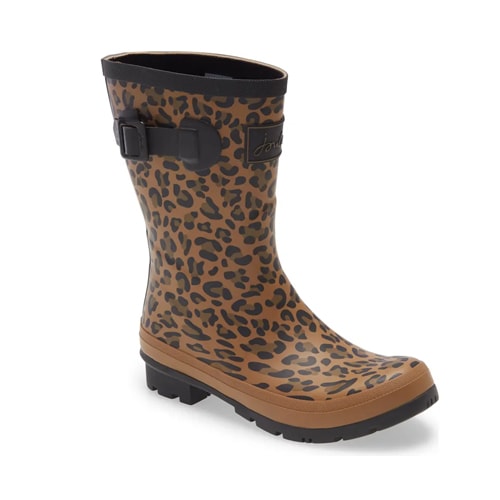 These leopard printed rain boots would make a perfect holiday gift idea for women! They're under 0 too! #ABlissfulNest