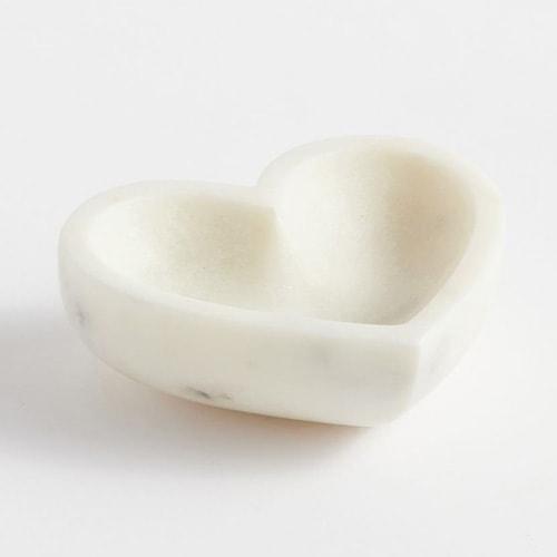 This heart shaped marble tray is a perfect Valentine's Day gift for her! #ABlissfulNest