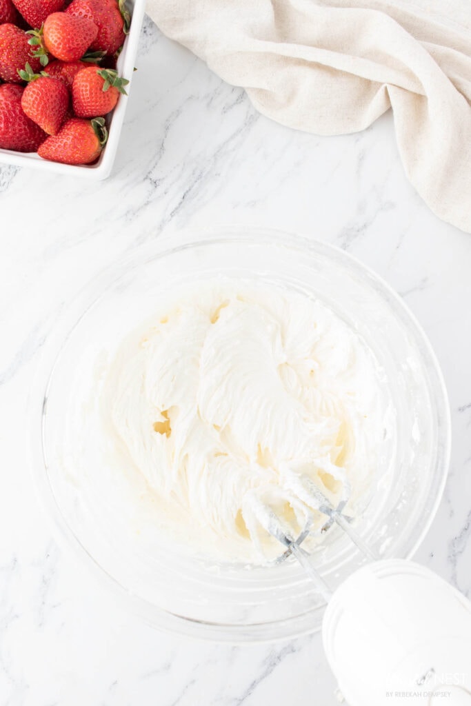 Powdered sugar mixed with butter mixer