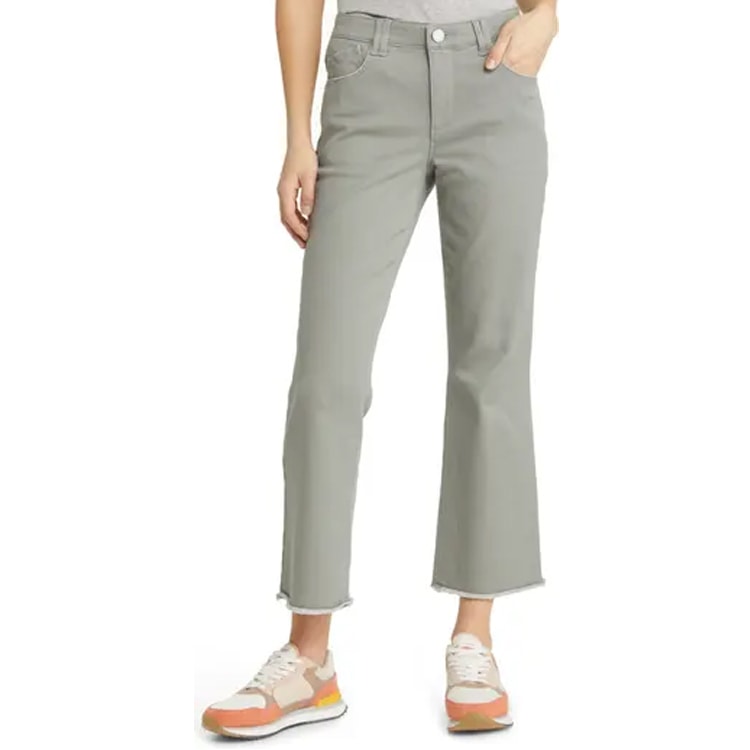 These frayed hem flare jeans are perfect for spring! #ABlissfulNest