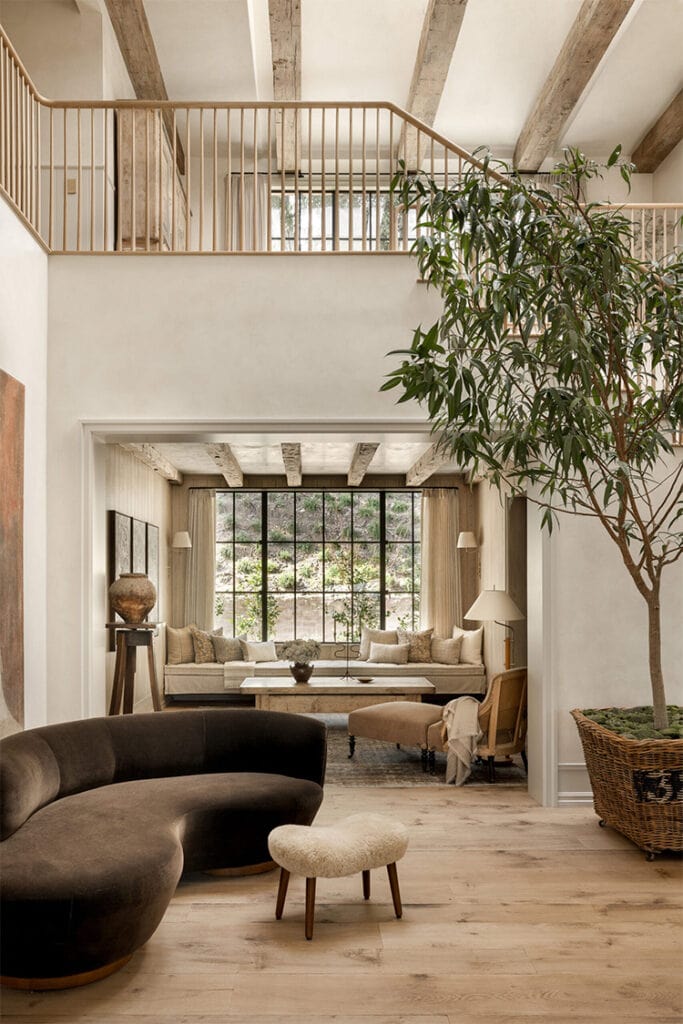 This pretty entryway designed by Amber Interior Design is so spacious and beautiful! #ABlissfulNest